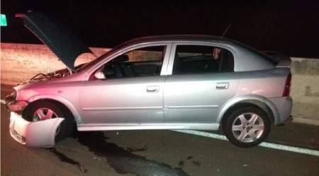 Ao desviar de cachorro, motorista perde o controle da direção e bate em mureta na SP-425, em Presidente Prudente