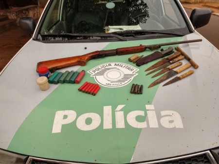 Dupla é presa com arma, munições e peixes em acampamento de pesca em Ouro Verde