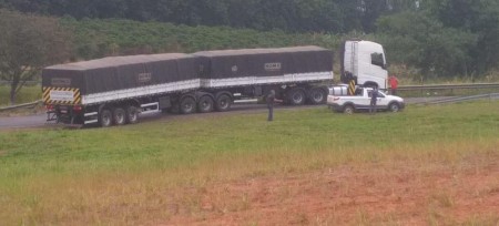 Carreta apresenta problemas mecânicos e interdita acesso à SP-294, em Parapuã