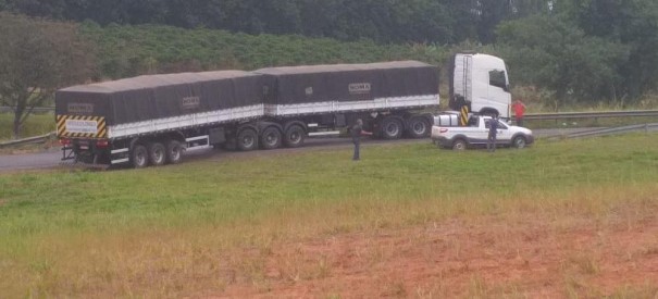 Carreta apresenta problemas mec�nicos e interdita acesso � SP-294, em Parapu�