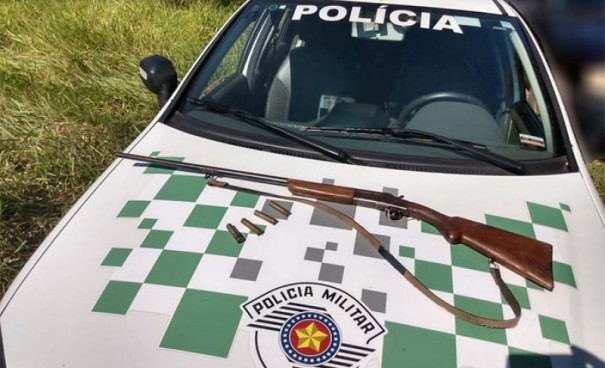 Homem � flagrado com espingarda as margens do Rio do Peixe em Bastos