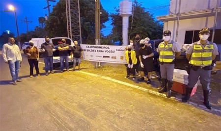 Através de parcerias e apoio da Polícia Rodoviária de Tupã, empresas de Iacri distribui marmitas a caminhoneiros na SP-294