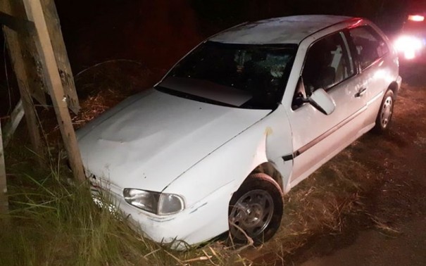 Ve�culo com duas pessoas capota na vicinal Hercul�ndia - Varpa