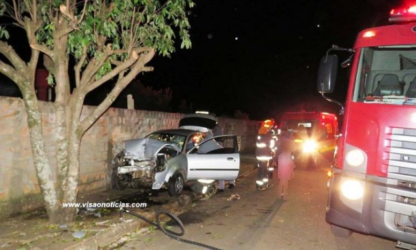 Carro choca-se contra �rvore e deixa mulher e crian�as feridas em Padre N�brega