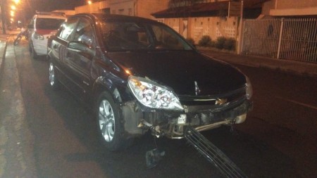 Veículo com placas de Brasília causa acidente no centro de Osvaldo Cruz 