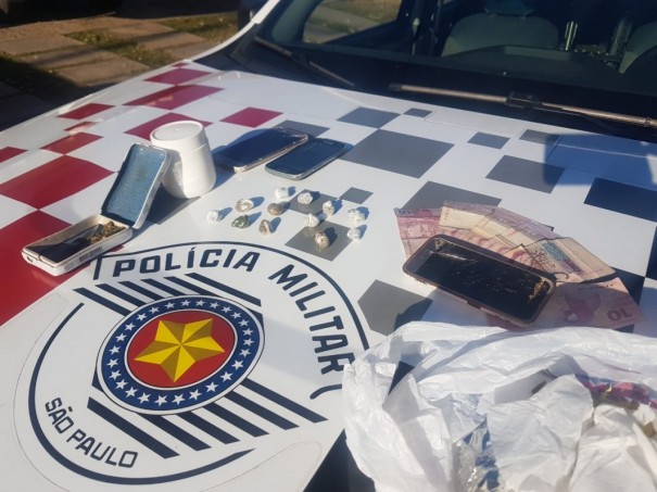 Mulher � presa por tr�fico de drogas, em Luc�lia