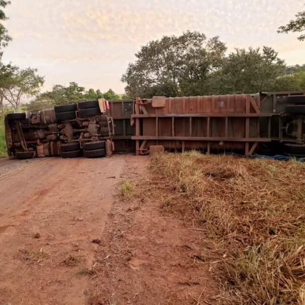 Motorista fica ferido em tombamento de bitrem canavieiro