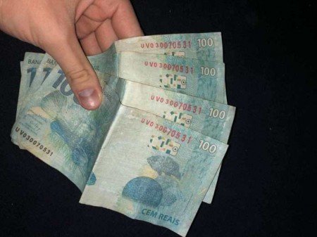 Casal compra kits de máscaras e paga com dinheiro falso e ainda recebe troco