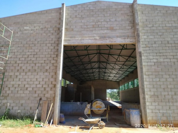 Constru��o do barrac�o da coleta seletiva continua em Adamantina