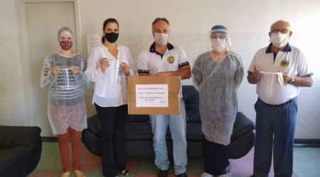 Lions Clube de Lucélia doa protetores faciais especiais para profissionais de saúde da Santa Casa