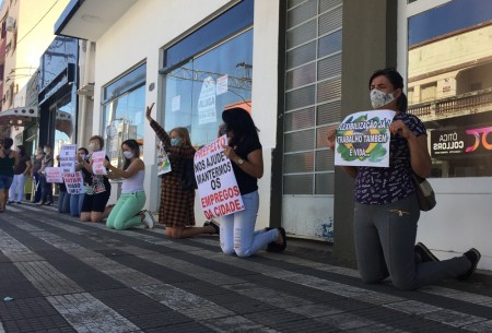 Com momento de oração, comerciantes protestam de joelhos pelo direito de trabalhar em OC