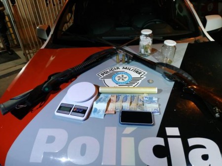 Forca Tática prende jovem com drogas, pé de maconha e armas na Palmeirinha em Dracena