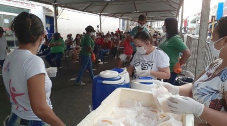 Assistência Social dá café da manhã para quem aguarda na fila do Auxílio Emergencial em Adamantina