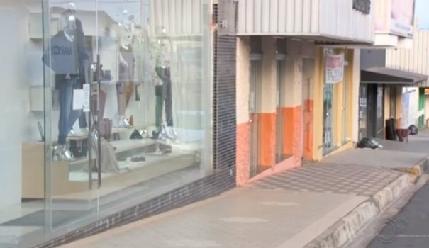 Com novo decreto, Bastos segue com comrcio aberto na quarentena