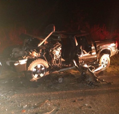 Acidente entre camionete e bitrem deixa vítima presa nas ferragens em Lucélia