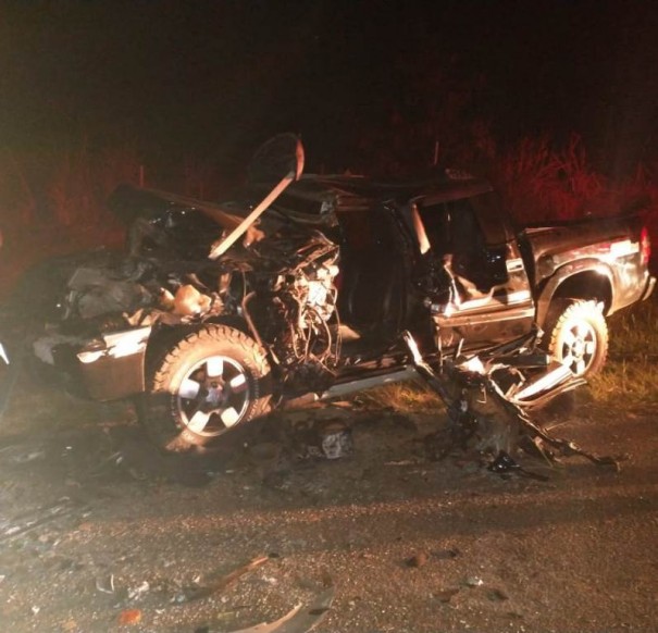 Acidente entre camionete e bitrem deixa v�tima presa nas ferragens em Luc�lia