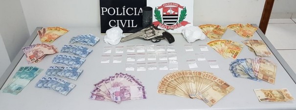 Pol�cia Civil descobre venda de drogas em supermercado, prende tr�s e fecha estabelecimento em Presidente Prudente