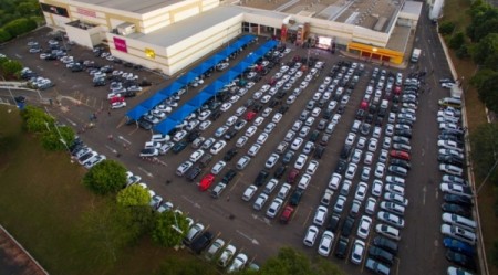 Marília: igreja realiza culto no estilo drive-in em estacionamento de shopping