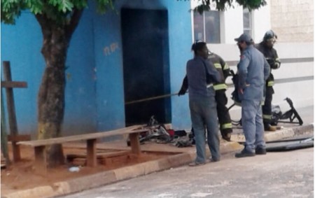 Homem coloca fogo na própria barbearia e é socorrido 'aparentemente embriagado'