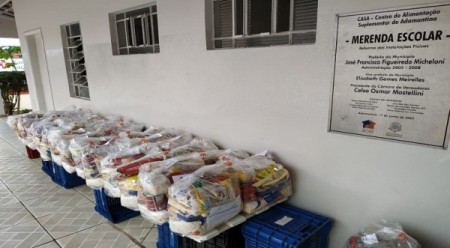Prefeitura de Adamantina entrega kits de alimentação escolar
