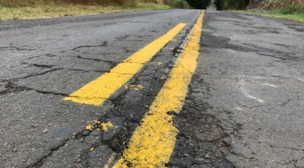 Prefeitura de Adamantina faz tapa buracos e sinaliza��o de solo em 26 km da Pl�cido Rocha