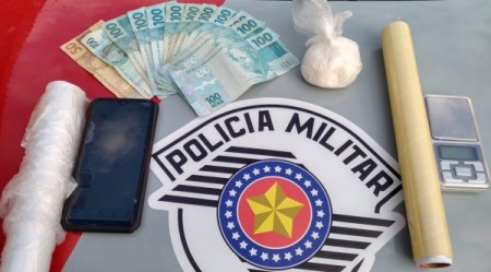 Após serem avistados em moto e fugirem, dois homens são presos pela PM por tráfico de drogas em Adamantina