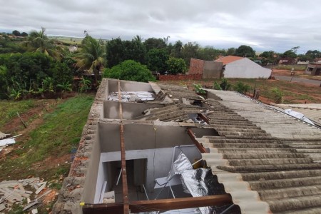 Temporal provoca destelhamentos de residências e estragos em Pracinha