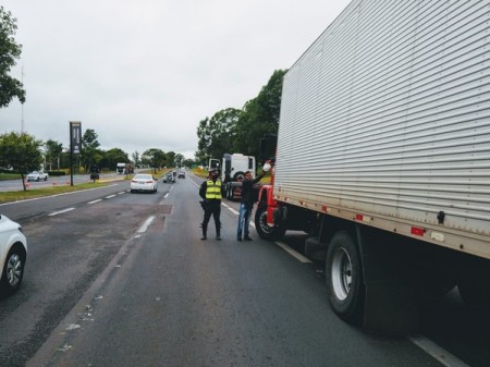 Voluntários entregam 130 marmitas com refeições para caminhoneiros na Rodovia Raposo Tavares