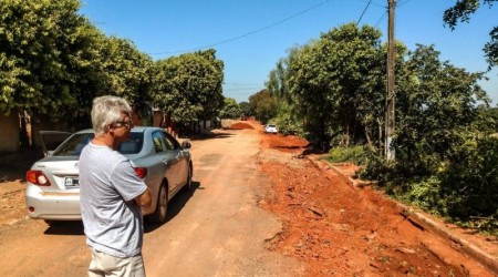 Prefeito de Salmourão visita ruas beneficiadas com recape e pavimentação