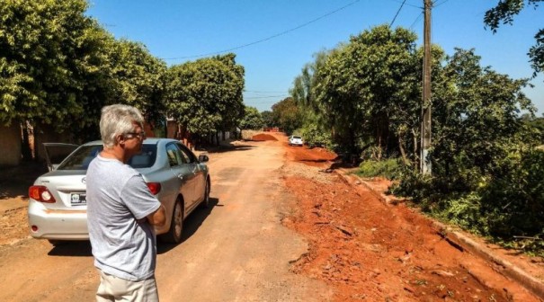 Prefeito de Salmouro visita ruas beneficiadas com recape e pavimentao