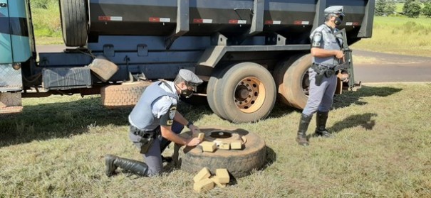 Motorista  flagrado com maconha em pneus de caminho e tenta fugir por matagal