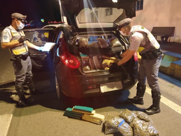 Pol�cia Rodovi�ria apreende mais de 175 kg de drogas na SP-501 em �lvares Machado