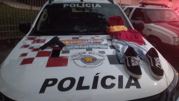 Dois adolescentes foram apreendidos ap�s roubo na padaria da rua Paineira, em OC