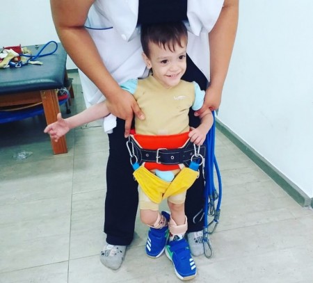 Garoto com paralisia cerebral gera mobilização por aparelho simulador de marcha capaz de ajudá-lo a andar