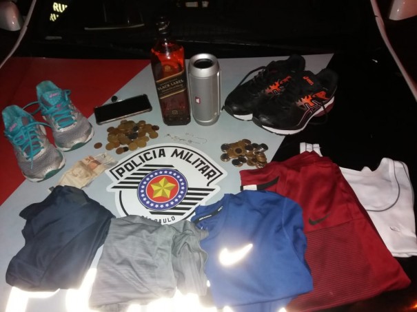 Pol�cia Militar prende autores e recuperam produtos de furto antes que o dono percebesse o ocorrido, em Adamantina