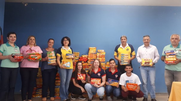 Lions e Leo Clube realizam doao de 900 kg de bolachas para entidades assistenciais de Osvaldo Cruz