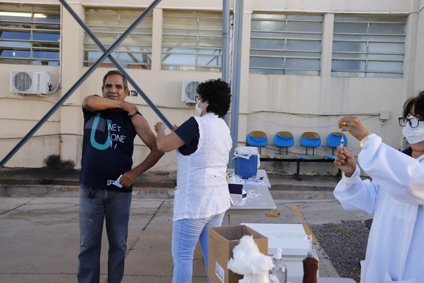 Luclia inicia vacinao contra gripe em espaos abertos dos postos de sade