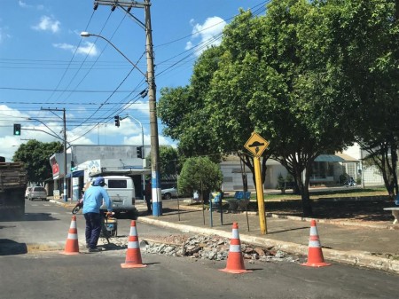 Demutran inicia retirada da lombada próximo ao semáforo da Avenida Estados Unidos em OC