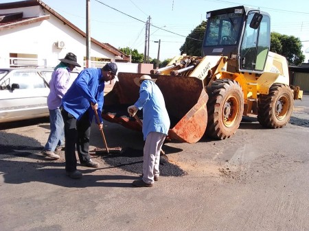 Prefeitura de Salmourão realiza serviços de tapa buracos em ruas e avenidas