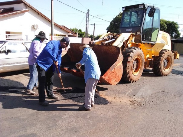 Prefeitura de Salmouro realiza servios de tapa buracos em ruas e avenidas