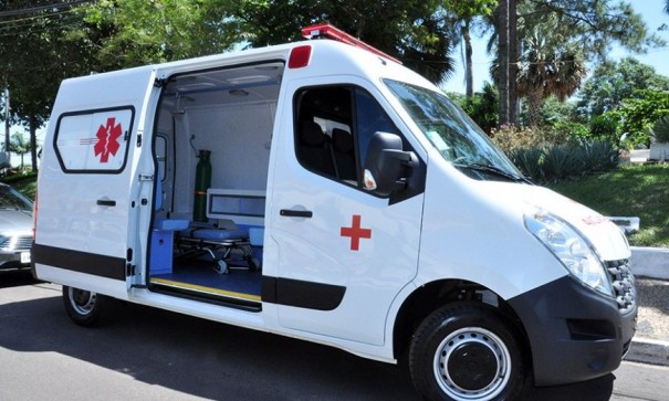 Administrao apresenta nova ambulncia van conquistada em parceria com deputado em Flrida Paulista