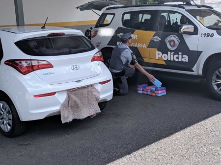 Motorista é presa em flagrante com 17 quilos de cocaína escondidos em tanque de combustível de carro