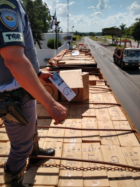 Fiscalização apreende carreta bitrem com cigarros contrabandeados do Paraguai em Pirapozinho