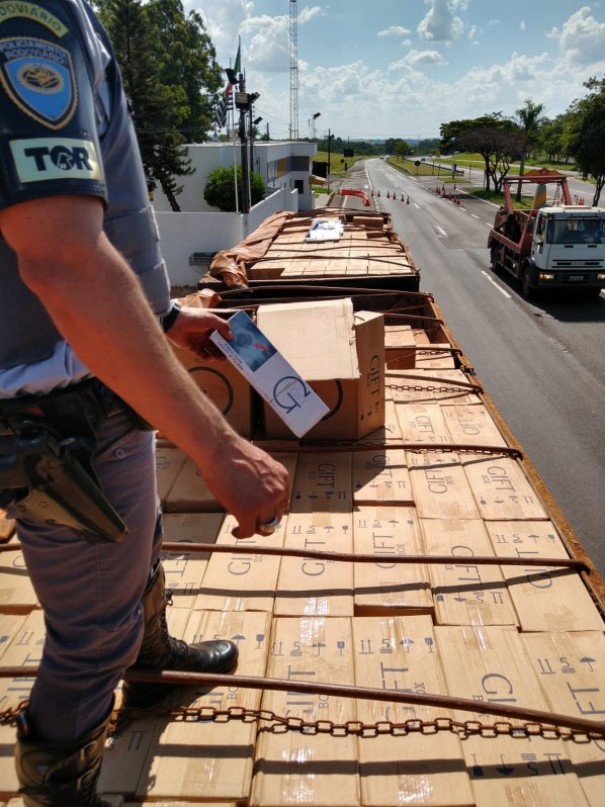 Fiscaliza��o apreende carreta bitrem com cigarros contrabandeados do Paraguai em Pirapozinho