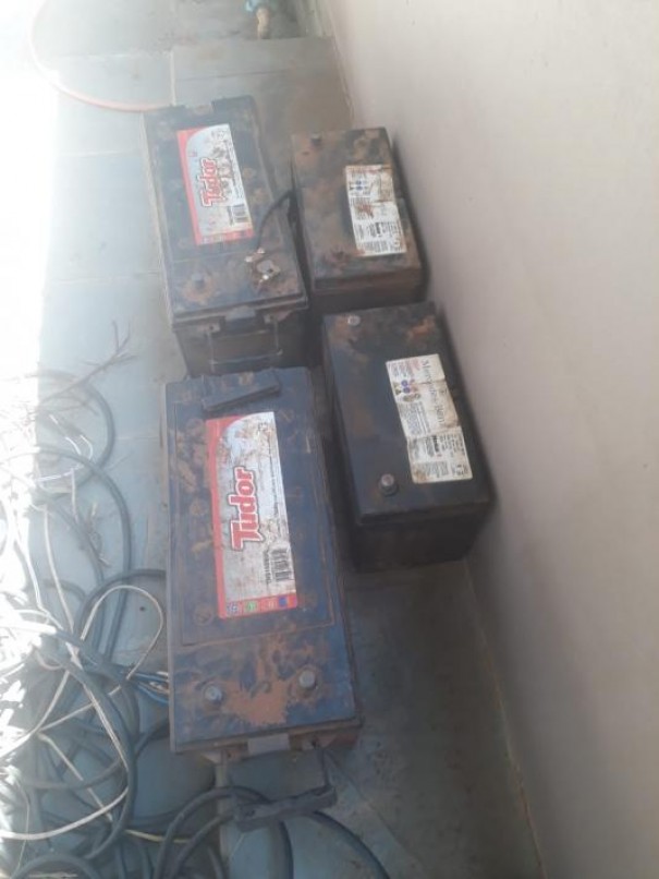 Pol�cia Militar de Parapu� recupera baterias e fios furtados