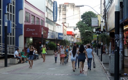 Sincomércio de Presidente Prudente orienta lojistas a fornecerem álcool em gel e a adotarem banco de horas para os funcionários