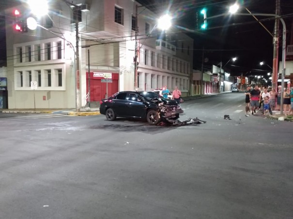 Grave acidente deixa policial ferido em cruzamento no centro de Tup