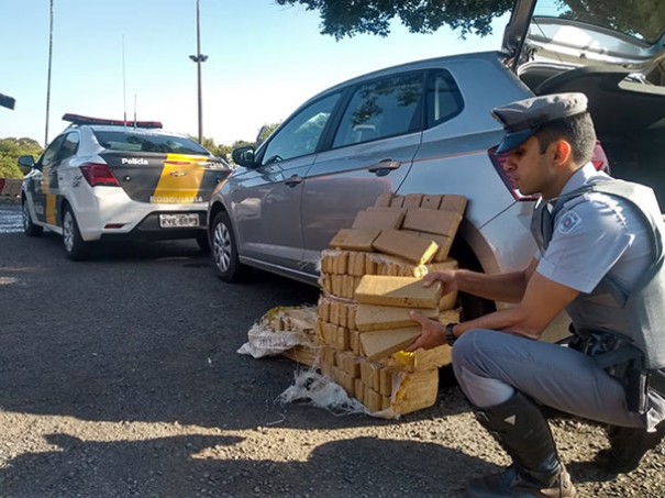 Pol�cia Rodovi�ria apreende cerca de 120 tabletes de maconha em Palmital