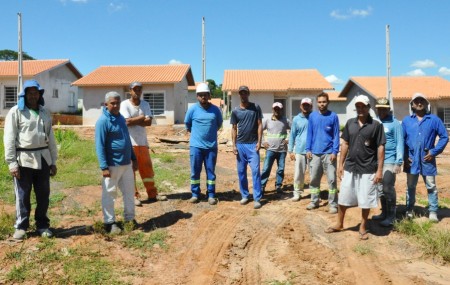 Com salários em atraso e até sem registro, funcionários ameaçam parar obra das casas populares em Flórida Paulista
