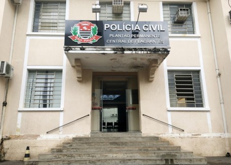 Mulher tem bolsa com mais de R$ 3 mil furtada após receber promessa de ganhar sandália por ato de generosidade